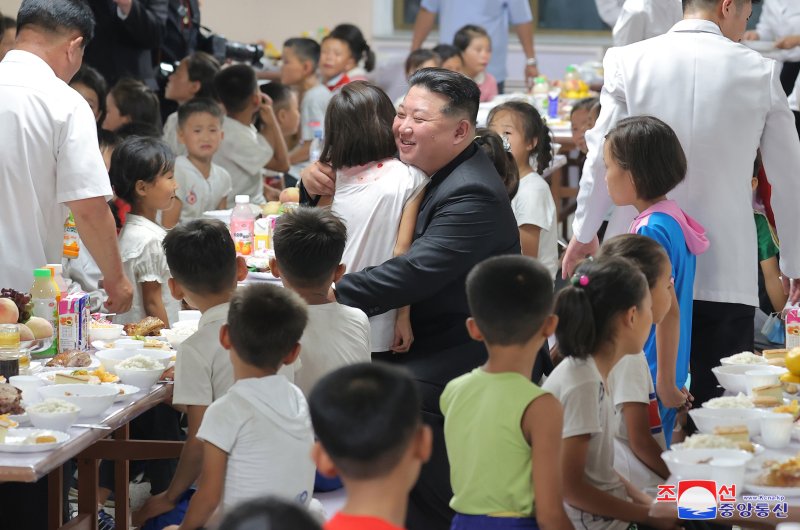 평안북도 등 북한 수해지역 주민들이 15일 평양에 도착해 숙소에 입소 했다고 조선중앙통신이 16일 보도했다. 통신은 북한 김정은 국무위원장이 속소에서 수재민들을 맞아 주었다고 전했다. 사진=조선중앙통신 캡처