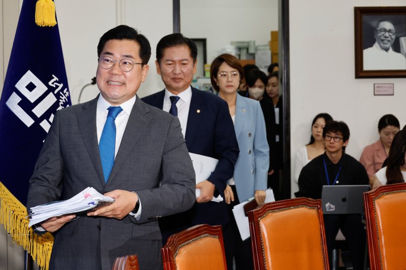 박찬대 더불어민주당 대표 직무대행(왼쪽)과 정청래 최고위원이 16일 오전 서울 여의도 국회에서 전당대회 전 마지막으로 열린 최고위원회의에 입장하고 있다. 오른쪽에 백범 김구 선생 사진이 걸려 있다. 사진=뉴스1화상