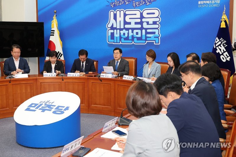 최고위 주재하는 박찬대 직무대행 최고위 주재하는 박찬대 직무대행 (서울=연합뉴스) 김주성 기자 = 더불어민주당 박찬대 당대표 직무대행 겸 원내대표가 16일 오전 국회에서 열린 최고위원회의를 주재하고 있다. 2024.8.16 utzza@yna.co.kr (끝)