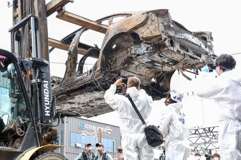 8일 오전 인천 서구의 한 정비소에서 지난 1일 청라 아파트 지하주차장에서 발생한 화재로 전소된 전기차가 2차 합동감식을 받기 위해 지게차에 실려 정비소 내부로 향하고 있다. 이날 합동감식이 진행된 정비소에는 벤츠 측 관계자들도 찾아와 감식을 참관했다. 2024.8.8/뉴스1 ⓒ News1 민경석 기자