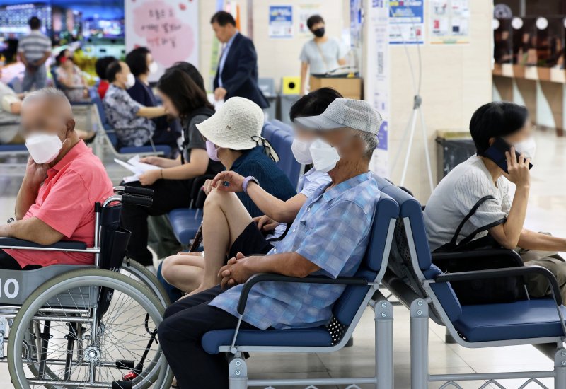 한 대학병원 내원객들이 마스크를 착용하고 있다.연합뉴스