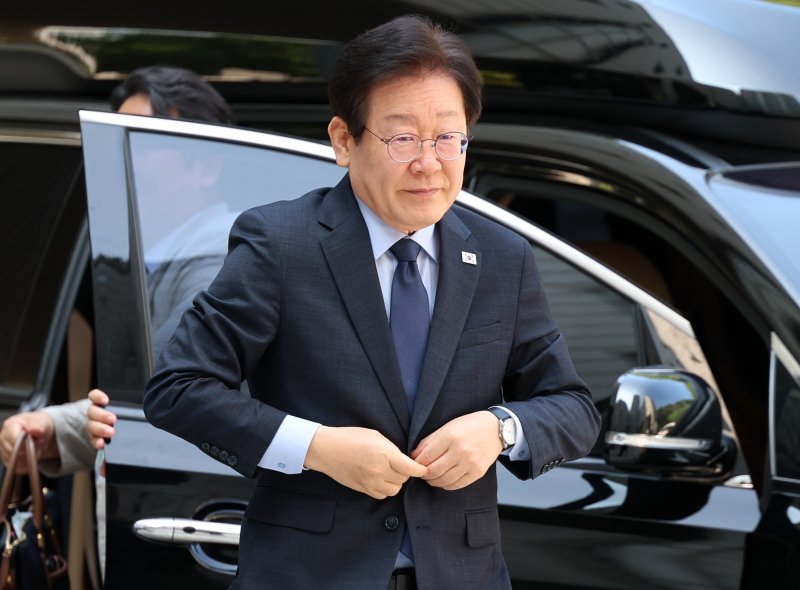 [서울=뉴시스] 이영환 기자 = 이재명 전 더불어민주당 대표가 16일 오전 서울 서초구 서울중앙지방법원에서 열린 대장동 배임 및 성남FC 뇌물 의혹 41차 공판에 출석하고 있다. 2024.08.16. 20hwan@newsis.com