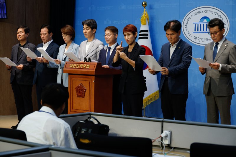 문재인 정부 청와대 출신 김영배(왼쪽부터), 정태호, 고민정, 윤건영, 민형배, 이용선, 진성준 더불어민주당 의원이 16일 오후 서울 여의도 국회 소통관에서 검찰의 문재인 전 대통령 계좌 추적 관련 기자회견을 하고 있다. 2024.8.16/뉴스1 ⓒ News1 안은나 기자