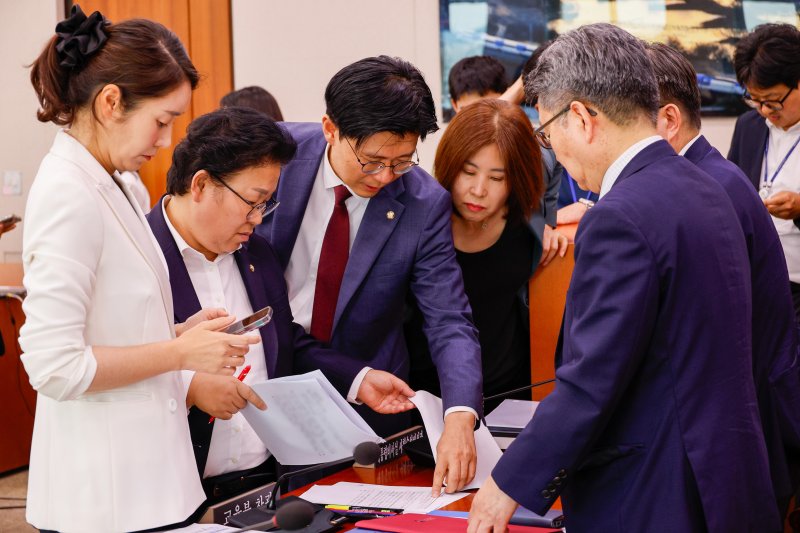 국회 교육위원회 문정복 더불어민주당 간사와 강선우 의원, 조정훈 국민의힘 간사와 김미애 의원이 16일 오후 서울 여의도 국회에서 열린 '의대 정원 증원에 따른 의과대학 교육 점검 연석 청문회' 정회 후 의과대학 정원 배정심사위원회 회의록 폐기와 관련 오석환 교육부 차관, 심민철 인재정책기획관과 대화하고 있다. 뉴스1화상