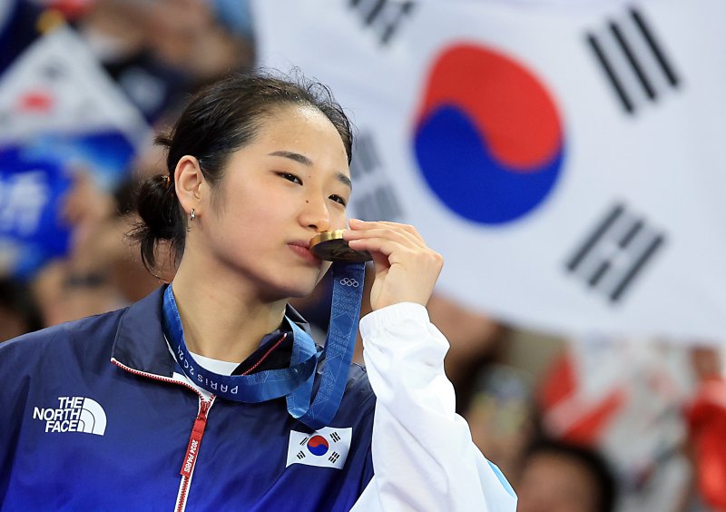 대한민국 배드민턴 대표팀 안세영이 5일 오후(한국시간) 프랑스 파리 라 샤펠 아레나에서 열린 2024 파리올림픽 배드민턴 여자 단식 시상식에서 금메달에 입을 맞추고 있다. / 사진=뉴스1