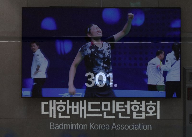 [서울=뉴시스] 김선웅 기자 = 올림픽 배드민턴 여자 단식 금메달리스트 안세영의 문제 제기와 관련해 대한배드민턴협회가 16일 자체 진상조사위원회를 시간·장소 비공개로 개최한다. 협회는 "진상조사위원회는 국가대표 선수단의 선수 부상 관리와 국제대회 참가 시스템, 대표선수 훈련 시스템, 관리 규정 등을 조사해 제도개선 및 배드민턴 발전 방안을 강구할 예정"이라고 전했다. 16일 대한배드민턴협회가 소재한 서울 송파구 올림픽회관 로비에서 안세영 선수의 모습이 나오고 있다. (다중노출 촬영) 2024.08.16. mangusta@newsis