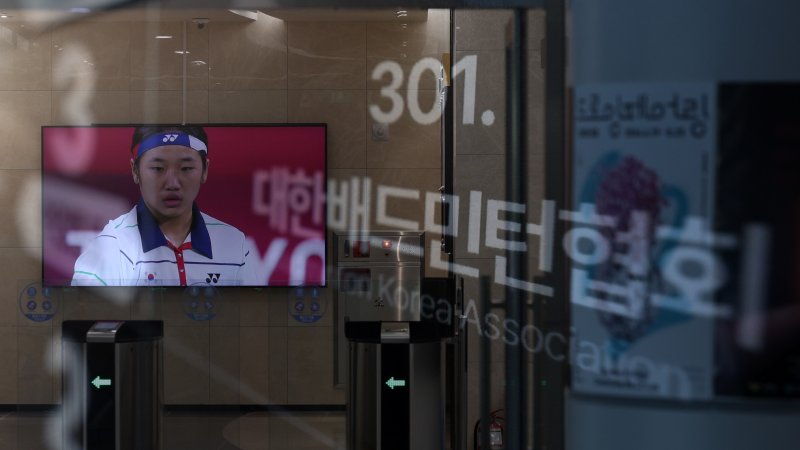 [서울=뉴시스] 김선웅 기자 = 올림픽 배드민턴 여자 단식 금메달리스트 안세영의 문제 제기와 관련해 대한배드민턴협회가 16일 자체 진상조사위원회를 시간·장소 비공개로 개최한다. 협회는 "진상조사위원회는 국가대표 선수단의 선수 부상 관리와 국제대회 참가 시스템, 대표선수 훈련 시스템, 관리 규정 등을 조사해 제도개선 및 배드민턴 발전 방안을 강구할 예정"이라고 전했다. 16일 대한배드민턴협회가 소재한 서울 송파구 올림픽회관 로비에서 안세영 선수의 모습이 나오고 있다. (다중노출 촬영) 2024.08.16. mangusta@newsis