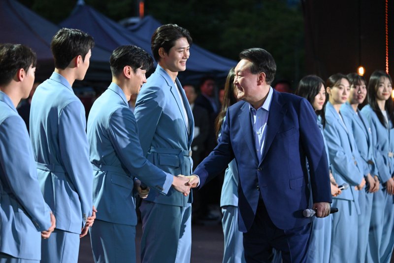 윤석열 대통령이 16일 서울 여의도공원에서 열린 '2024 파리 올림픽 기념 국민대축제' 행사에서 올림픽 출전 선수들과 인사를 나누고 있다. (대통령실 제공) 2024.8.16/뉴스1 ⓒ News1 송원영 기자
