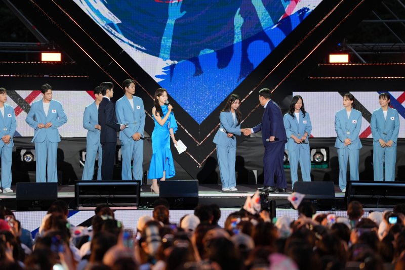 윤석열 대통령이 16일 서울 여의도공원에서 열린 '2024 파리 올림픽 기념 국민대축제' 행사에서 올림픽 출전 선수들과 인사를 나누고 있다. (대통령실 제공) 2024.8.16/뉴스1 ⓒ News1 송원영 기자