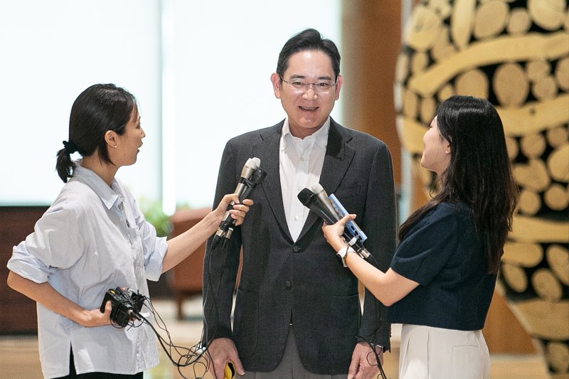 이재용 삼성전자 회장이 파리올림픽 출장을 마치고 7일 오후 김포공항 비즈니스 항공센터를 통해 귀국하고 있다. 2024.8.7/뉴스1 ⓒ News1 이승배 기자
