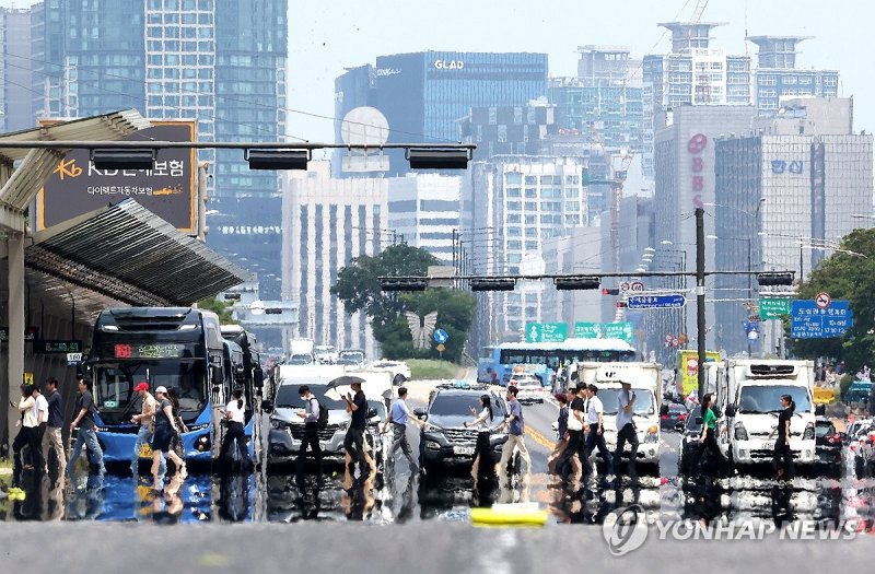 지난 12일 오후 폭염경보가 발효 중인 서울 여의대로에 아지랑이가 피어오르고 있다. 사진=연합뉴스