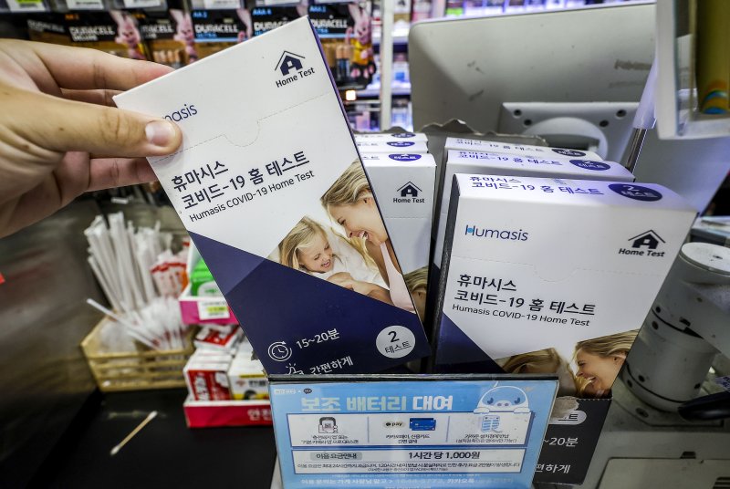 [서울=뉴시스] 정병혁 기자 = 9일 서울의 한 편의점에 코로나19 자가진단키트가 진열되어 있다.최근 코로나19 입원 환자가 6배 가까이 급증하는 등 증가세가 이어지고 있다. 이에 따라 코로나19 자가진단키트 판매량도 늘어나고 있다. 약국 데이터 분석 서비스인 케어인사이트에 따르면 7월28일~8월3일(31주) 약국에서 판매된 코로나19 자가진단키트는 5850개로 전주인 30주차(2223개) 대비 2.6배 늘었다. 질병관리청은 지영미 청장 주재로 보건복지부, 식품의약품안전처, 행정안전부와 관계 부처 합동으로 코로나19 유행 동향 및 