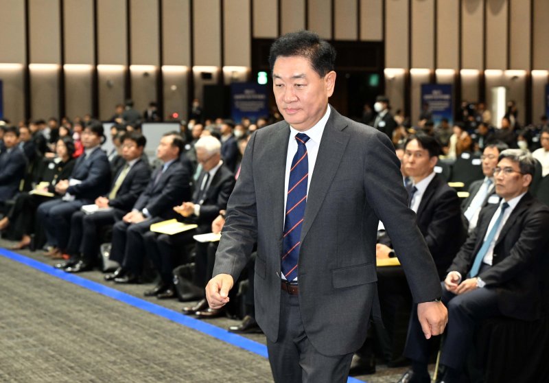 [수원=뉴시스] 김종택 기자 = 한종희 삼성전자 부회장이 20일 경기 수원시 수원컨벤션센터에서 열린 제55기 삼성전자 정기주주총회에서 단상으로 이동하고 있다. (공동취재) 2024.03.20. photo@newsis.com