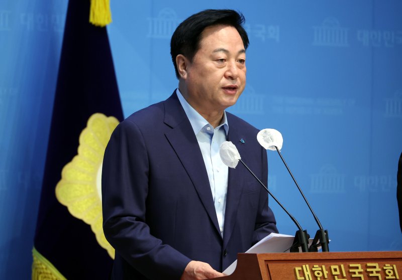 [서울=뉴시스] 조성봉 기자 = 김두관 더불어민주당 당 대표 후보가 12일 오전 서울 여의도 국회 소통관에서 열린 '윤석열 대통령 임기 단축 위한 국민대연합 구성 제안' 기자회견에서 발언을 하고 있다. 2024.08.12. suncho21@newsis.com