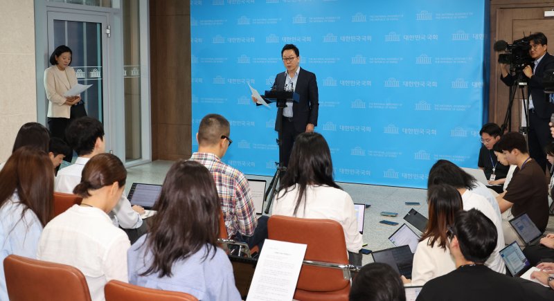 [서울=뉴시스] 권창회 기자 = 정봉주 더불어민주당 최고위원 후보가 12일 오전 서울 여의도 국회 소통관에서 기자회견을 열고 '이재명팔이' 세력에 대한 문제의식과 대응 계획을 밝히고 있다. 2024.08.12. kch0523@newsis.com