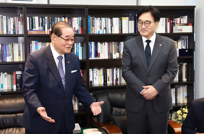 [서울=뉴시스] 고승민 기자 = 우원식 국회의장이 12일 서울 영등포구 광복회관을 찾아 이종찬 광복회장과 면담하고 있다. (공동취재) 2024.08.12. photo@newsis.com