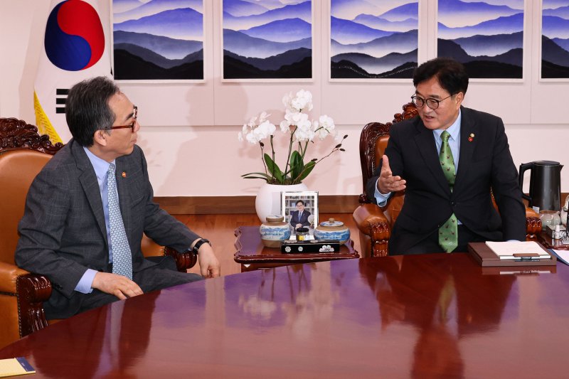[서울=뉴시스] 권창회 기자 = 우원식 국회의장이 13일 오후 서울 여의도 국회에서 조태열 외교부 장관을 접견하고 있다. 2024.08.13. kch0523@newsis.com