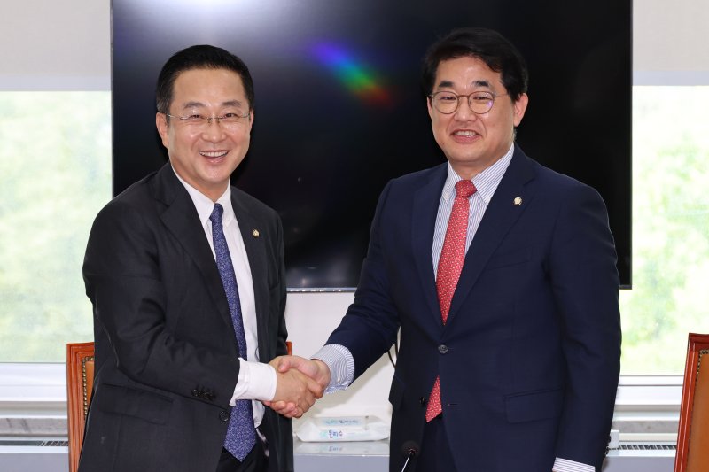 [서울=뉴시스] 권창회 기자 = 박성준(왼쪽) 더불어민주당 원내수석부대표와 배준영 국민의힘 원내수석부대표가 13일 오후 서울 여의도 국회에서 여야 원내수석부대표 비공개 회동에 앞서 손을 맞잡고 있다. 2024.08.13. kch0523@newsis.com