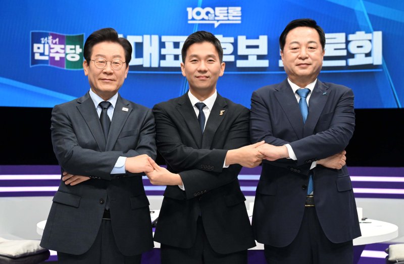 [서울=뉴시스] 국회사진기자단 = 더불어민주당 이재명(왼쪽부터), 김지수, 김두관 당대표 후보가 13일 서울 마포구 상암동 MBC신사옥 스튜디오에서 열린 당대표 후보 방송토론회에 앞서 기념촬영을 하고 있다. 2024.08.13. photo@newsis.com