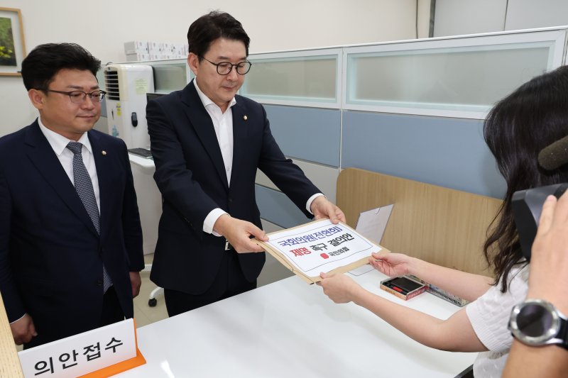[서울=뉴시스] 권창회 기자 = 신동욱 국민의힘 원내수석대변인이 14일 오후 서울 여의도 국회 의안과에서 전현희 더불어민주당 의원 제명 촉구 결의안을 제출하고 있다. 2024.08.14. kch0523@newsis.com