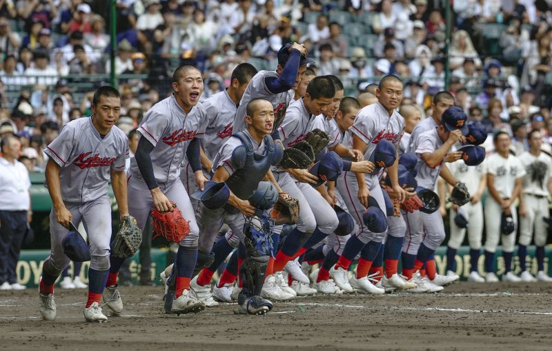 교토국제고, 고시엔 8강 진출 (니시노미야[일본] 교도=연합뉴스) 일본 내 한국계 민족학교인 교토국제고 선수들이 17일 일본 효고현 한신고시엔구장에서 열린 전국고교야구선수권대회(여름 고시엔) 3차전에서 4-0으로 승리해 8강 진출을 확정한 뒤 환호하고 있다. 사진=연합뉴스