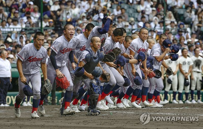 일본 내 한국계 민족학교인 교토국제고 야구 선수들이 지난 17일 일본 효고현 니시노미야 한신고시엔구장에서 열린 여름 고시엔 3차전에서 4-0으로 승리해 8강 진출을 확정한 뒤 환호하며 달려가고 있다. 연합뉴스