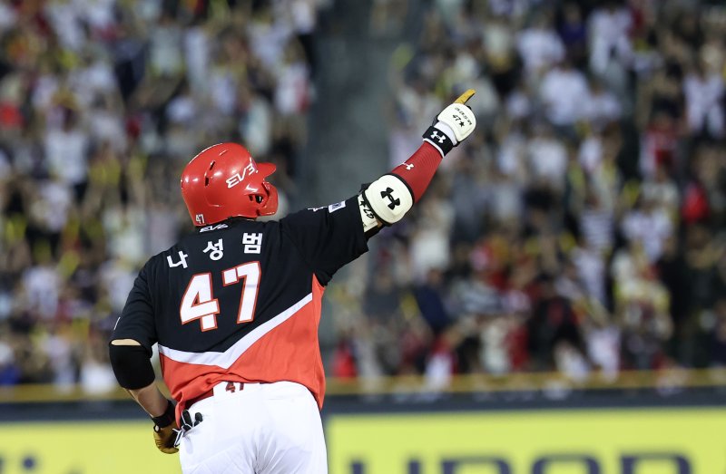 ‘2024 신한 SOL 뱅크 KBO리그’ KIA 타이거즈와 LG 트윈스의 경기, KIA 나성범이 9회초 1사 3루 상황에서 역전 2점 홈런을 치고 있다.뉴스1