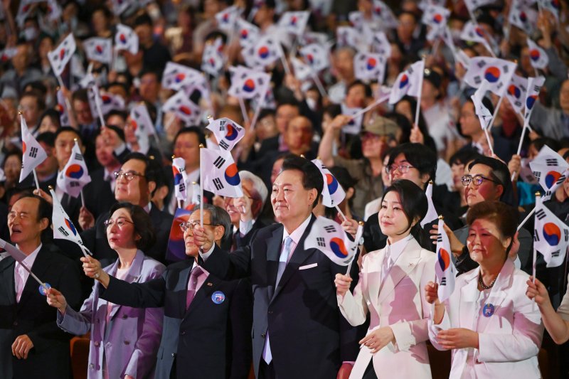 윤석열 대통령과 김건희 여사가 15일 서울 종로구 세종문화회관에서 열린 제79주년 광복절 경축식에서 태극기를 흔들고 있다. (대통령실 제공) 2024.8.15/뉴스1 ⓒ News1 송원영 기자