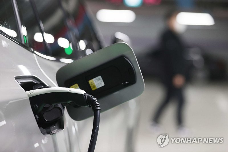 전기차 충전소 5,500만원 미만 전기차 국비 보조금 '최대 650만원' (서울=연합뉴스) 강민지 기자 = 환경부의 전기차 보조금 개편방안에 따르면 올해 전기승용차 국비 보조금 지원대상은 기본가격 8천500만원 미만인 차로 작년과 같다. 보조금 최대치는 중대형 기준 650만원이다. 보조금을 최대치로 받으려면 찻값이 5천500만원 미만이어야 한다. 사진은 6일 서울의 한 전기차 주차장. 2024.2.6 mjkang@yna.co.kr (끝)