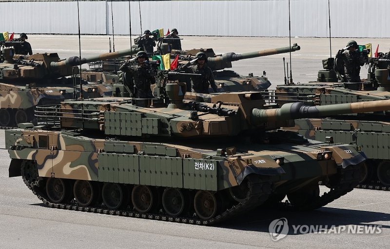 K-2 전차 이것이 K2 전차 (성남=연합뉴스) 윤동진 기자 = 22일 성남 서울공항에서 진행된 건군 75주년 국군의 날 최종 리허설에서 K2 전차를 비롯한 기계화부대가 분열을 하고 있다. 2023.9.26 mon@yna.co.kr (끝)