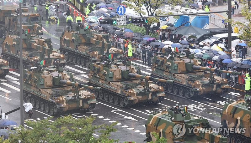 K-9 자주포 행렬 시가행진하는 자주포 (서울=연합뉴스) 서대연 기자 = 건군 75주년 국군의 날 기념행사가 열린 26일 오후 K9 자주포 등 포병 장비들이 서울 중구 세종대로에서 시가 행진을 하고 있다. 2023.9.26 dwise@yna.co.kr (끝)