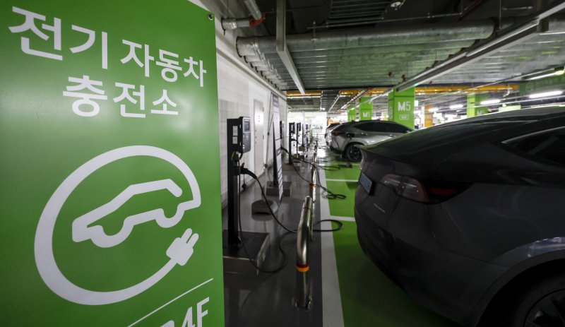 [서울=뉴시스] 정병혁 기자 =지난 4월2일 서울시내 주차장 내 전기차충전소에서 전기차량이 충전되고 있다. 2024.04.02. jhope@newsis.com