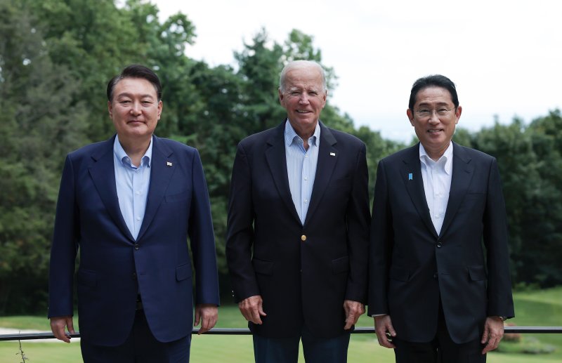 윤석열 대통령과 조 바이든 미국 대통령, 기시다 후미오 일본 총리가 18일 캠프데이비드 정상회의 1주년을 맞아 3국 협력과 관련한 공동 성명을 발표했다. 사진은 지난해 18일(현지시각) 윤석열 대통령이 메릴랜드주 미국 대통령 별장 캠프 데이비드에서 열린 한미일 정상 오찬에서 조 바이든 미국 대통령, 기시다 후미오 일본 총리와 기념촬영하는 모습. /사진=뉴시스화상