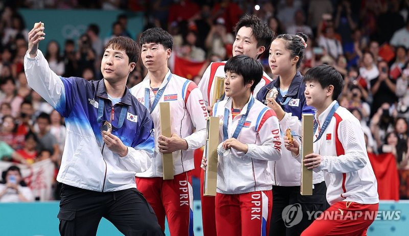 남북, 시상대에서 만나 '빅토리 셀피' (파리=연합뉴스) 김도훈 기자 = 지난 7월 30일(현지시간) 프랑스 파리 사우스 파리 아레나4에서 열린 2024 파리올림픽 탁구 혼합복식 시상식에서 동메달을 차지한 한국 임종훈, 신유빈과 은메달을 차지한 북한 리정식, 김금용 등이 시상대에서 삼성 Z플립 6로 함께 기념촬영을 하고 있다. 사진=연합뉴스