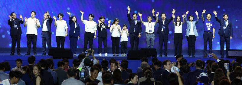 박찬대 더불어민주당 대표 직무대행 겸 원내대표를 비롯한 지도부가 18일 오후 서울 송파구 KSPO DOME(올림픽체조경기장)에서 열린 제1차 정기전국당원대회에서 당원주권 비전선포식에 앞서 당원들을 향해 인사하고 있다. 사진=뉴스1화상