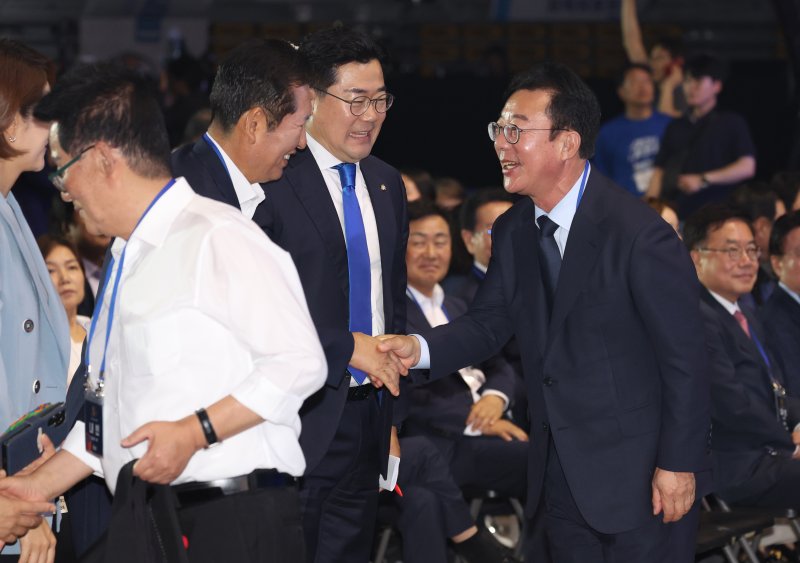 홍철호 대통령실 정무수석이 지난 18일 서울 송파구 KSPO DOME(올림픽체조경기장)에서 열린 더불어민주당 제1차 정기전국당원대회에서 박찬대 대표 직무대행, 정청래 최고위원 등과 인사를 나누고 있다.(공동취재) /사진=뉴스1화상