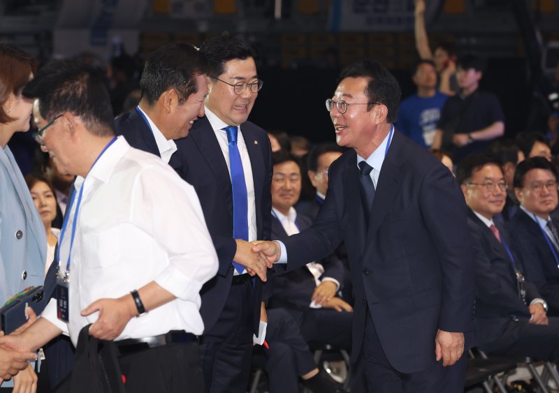 홍철호 대통령실 정무수석이 18일 서울 송파구 KSPO DOME(올림픽체조경기장)에서 열린 더불어민주당 제1차 정기전국당원대회에서 민주당 박찬대 직무대행, 정청래 최고위원 등과 인사를 나누고 있다. /사진=뉴시스화상