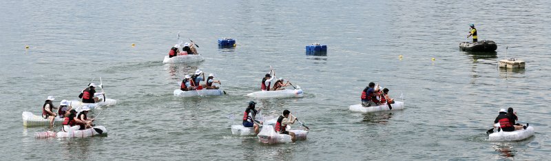 [서울=뉴시스] 김금보 기자 = 18일 오후 서울 송파구 잠실한강공원에서 열린 나만의 한강호 경주대회에서 참가자들이 페트병으로 직접 제작한 배를 타고 노를 저어 주항하고 있다. 2024.08.18. kgb@newsis.com