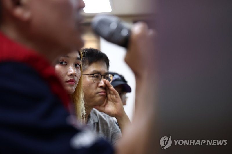 그들의 증언 그들의 증언 (서울=연합뉴스) 윤동진 기자 = 18일 오후 서울 민주노총에서 열린 ‘고용허가제 20년, 무권리 강제노동, 차별과 착취 피해 이주노동자 증언대회’에서 참석자들이 발언을 듣고 있다. 2024.8.18 mon@yna.co.kr (끝)