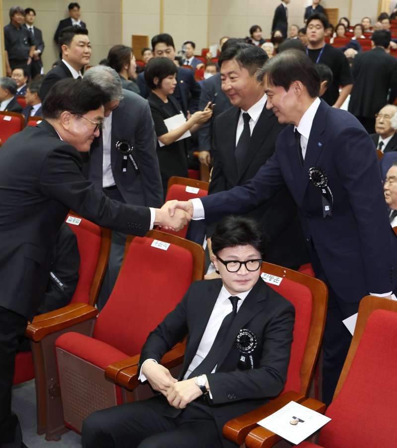 18일 오전 국립서울현충원에서 열린 김대중 전 대통령 서거 15주기 추모식에서 우원식 국회의장과 조국혁신당 조국 대표(오른쪽)가 인사하고 있다. 앞줄 가운데는 국민의힘 한동훈 대표. 연합뉴스