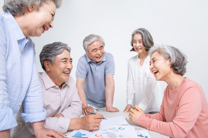 "100세 인생인데, 60이면 젊죠"..80살까지 일하고 싶다는 노인들 [인구절벽, 희망은 없나 ②]