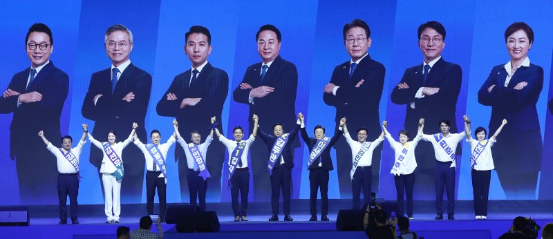 더불어민주당 김지수, 김두관, 이재명 대표 후보를 비롯한 최고위원 후보들이 18일 오후 서울 송파구 KSPO DOME(올림픽체조경기장)에서 열린 제1차 정기전국당원대회에서 손을 맞잡고아 당원들에게 인사하고 있다. 왼쪽부터 김병주, 강선우, 정봉주, 민형배 최고위원 후보, 김지수, 김두관, 이재명 당대표 후보, 김민석, 이언주, 한준호, 전현희 최고위원 후보. 2024.8.18/뉴스1 ⓒ News1 김민지 기자