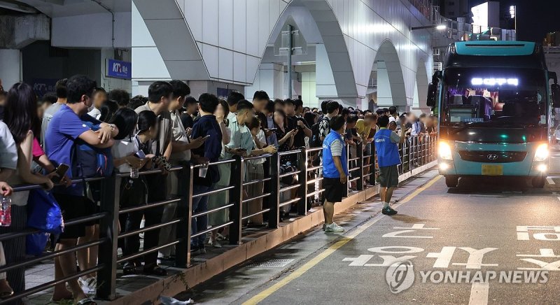 '우리 다 탈 수 있나요' '우리 다 탈 수 있나요' (대구=연합뉴스) 황수빈 기자 = KTX 열차 궤도 이탈 여파로 18일 시민들이 동대구역 앞 인도에서 코레일 측이 지원하는 대체 버스에 탑승하기 위해 기다리고 있다. 2024.8.18 hsb@yna.co.kr (끝)