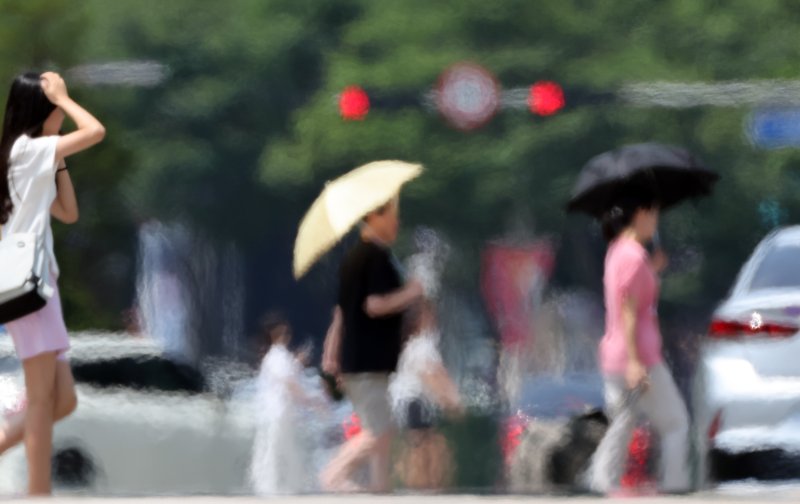 부산 전 지역에 폭염경보가 발효 중인 지난 7일 해운대구의 한 도로에서 아지랑이가 피어 오르고 있다. 뉴시스.