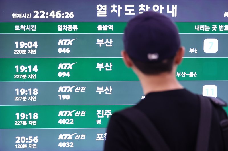18일 오후 서울 중구 서울역 대합실 TV에 부산으로 향하던 KTX 열차의 궤도 이탈 사고 여파로 인한 열차 운행 지연 정보가 표시되고 있다. 2024.8.18/뉴스1 ⓒ News1 민경석 기자