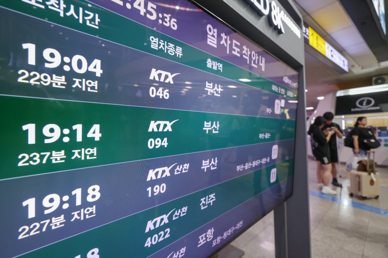 18일 오후 서울 중구 서울역 대합실 TV에 부산으로 향하던 KTX 열차의 궤도 이탈 사고 여파로 인한 열차 운행 지연 정보가 표시되고 있다. 2024.8.18/뉴스1 ⓒ News1 민경석 기자