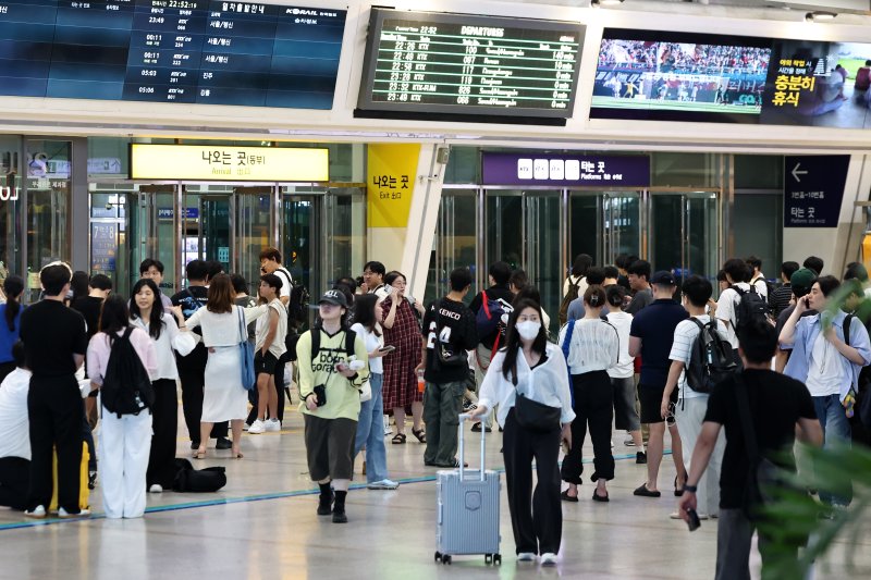 부산으로 향하던 KTX 열차의 궤도 이탈 사고가 발생한 18일 오후 서울 중구 서울역 대합실이 운행 지연을 겪는 열차를 기다리는 시민들로 붐비고 있다. 2024.8.18/뉴스1 ⓒ News1 민경석 기자