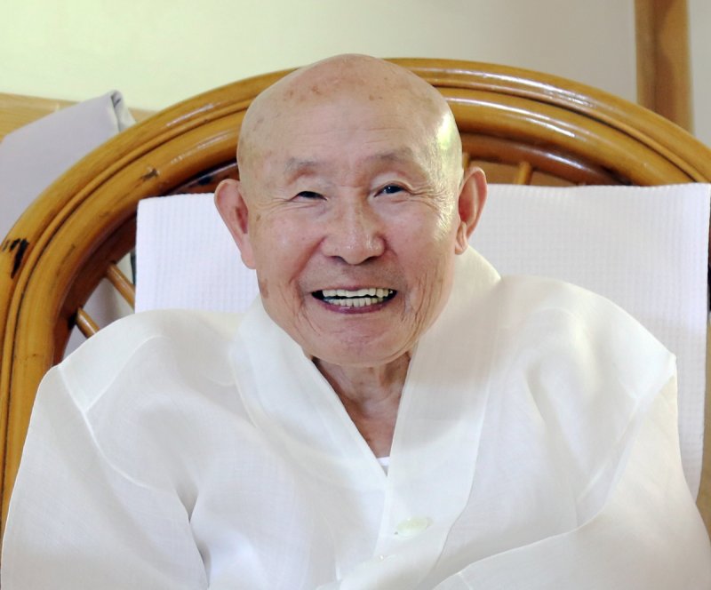 축서사 큰스님의 미소 (봉화=연합뉴스) 이세원 기자 = 축서사 조실(큰스님)인 무여스님이 13일 오후 경북 봉화군 축서사 염화실에서 연합뉴스와 인터뷰를 하고 있다. 2024.8.19 sewonlee@yna.co.kr