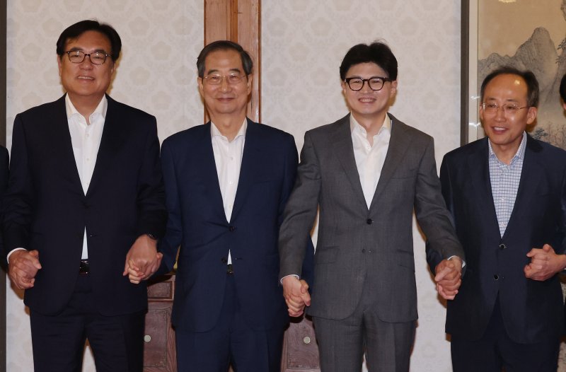 [서울=뉴시스] 김명원 기자 = 한덕수 국무총리와 한동훈 국민의힘 대표, 추경호 원내대표, 정진석 대통령 비서실장이 18일 서울 종로구 삼청동 총리공관에서 열린 고위당정협의회에 참석해 기념촬영을 하고 있다. 2024.08.18. kmx1105@newsis.com