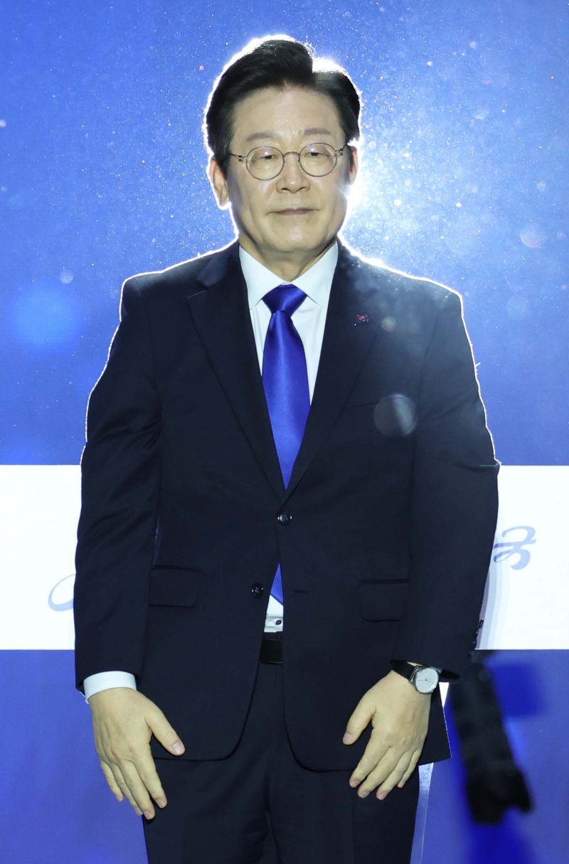 [서울=뉴시스] 고승민 기자 = 연임에 성공한 이재명 더불어민주당 신임 대표가 18일 서울 송파구 KSPO DOME(올림픽체조경기장)에서 열린 더불어민주당 제1차 정기전국당원대회에서 수락연설 후 인사하고 있다. (공동취재) 2024.08.18. photo@newsis.com